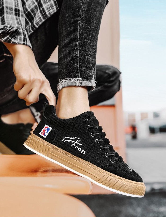 Comfortable men's lace-up sneakers, low top with a chic quilted pattern, ideal for daily wear.