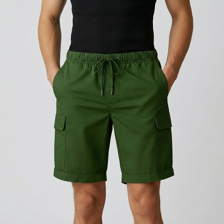 Relaxed fit men's cargo shorts for spring and summer, featuring a comfortable design and practical pockets.