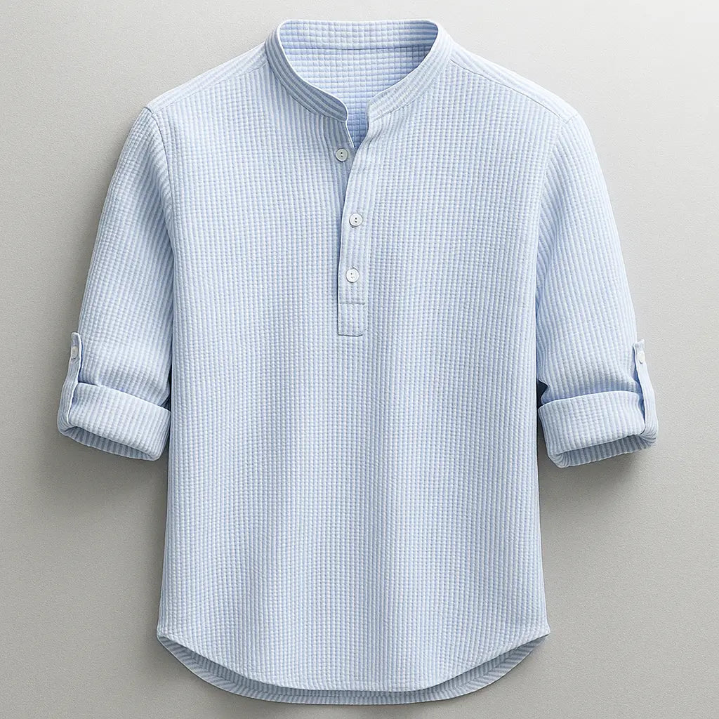 Versatile men's casual shirt, lightweight, ideal for travel or office, with roll-up sleeves.