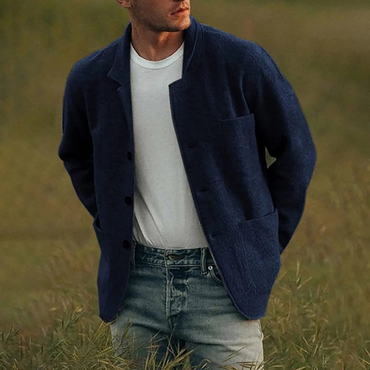 Modern men's lightweight jacket, casual blazer style, featuring many practical pockets for daily use.