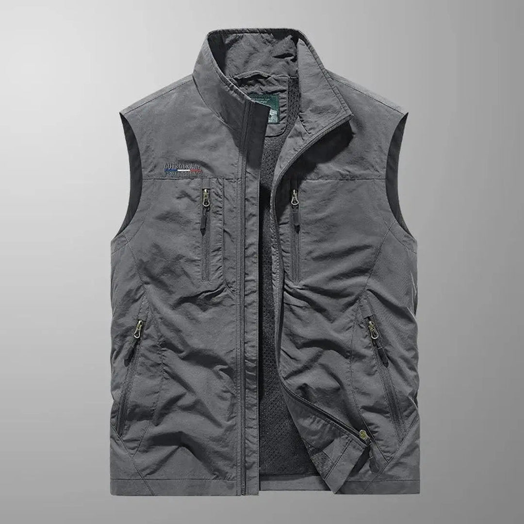 Comfortable men's sleeveless travel vest with multiple cargo pockets, perfect for outdoor activities.