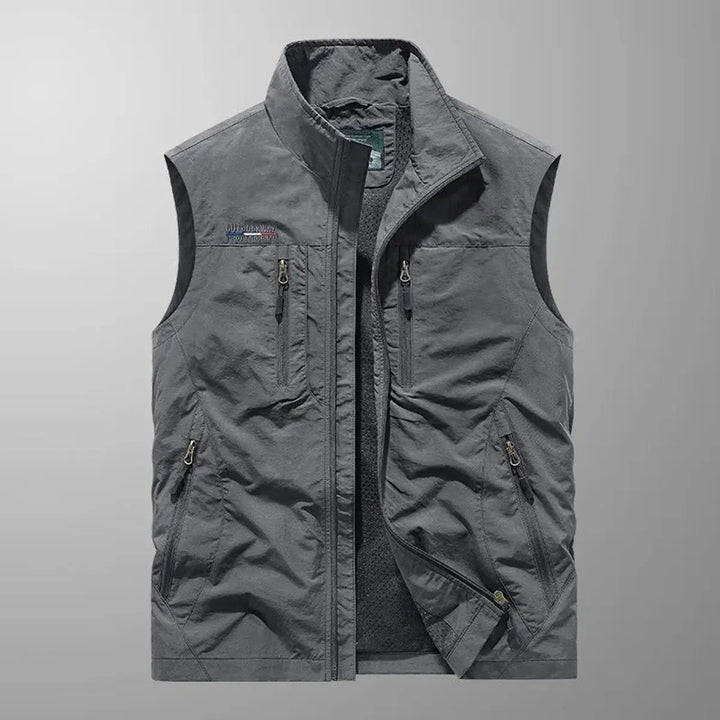 Comfortable men's sleeveless travel vest with multiple cargo pockets, perfect for outdoor activities.