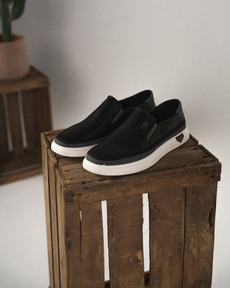 Men's comfort footwear: lightweight slip-on trainers, perfect for daily wear.