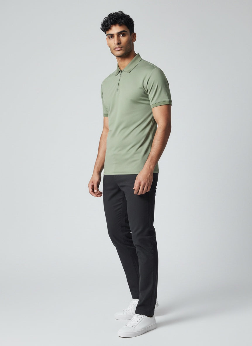 Versatile men's fashion: lightweight zip polo shirt, ideal for a modern everyday look.