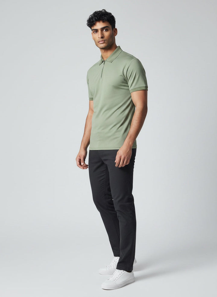 Versatile men's fashion: lightweight zip polo shirt, ideal for a modern everyday look.