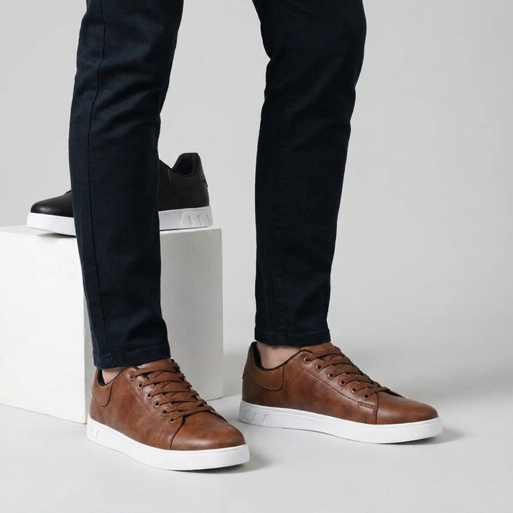 Comfortable men's low-top casual footwear, perfect for everyday wear with a modern, stylish look.