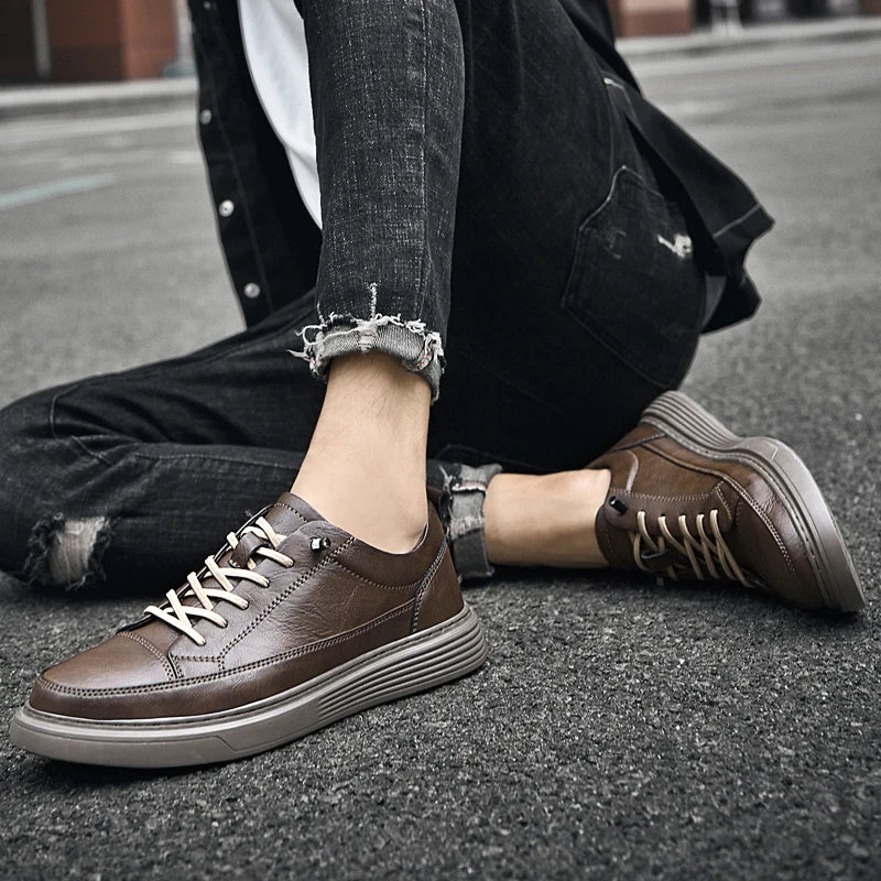 Everyday men's sneakers, low top style, comfortable lace-up casual shoes.