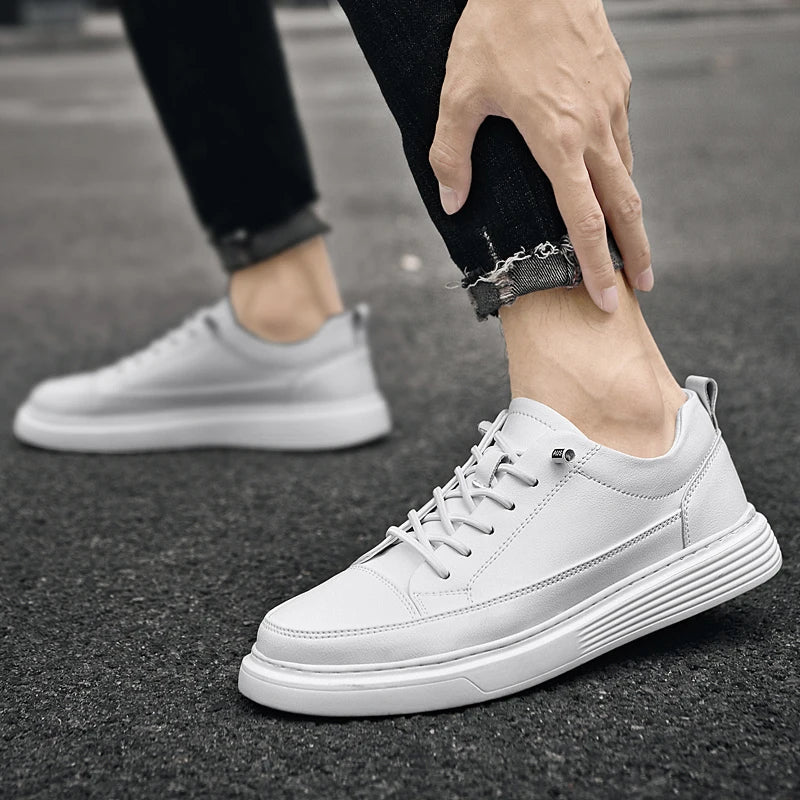 Versatile men's low top sneakers, modern style for everyday casual fashion.