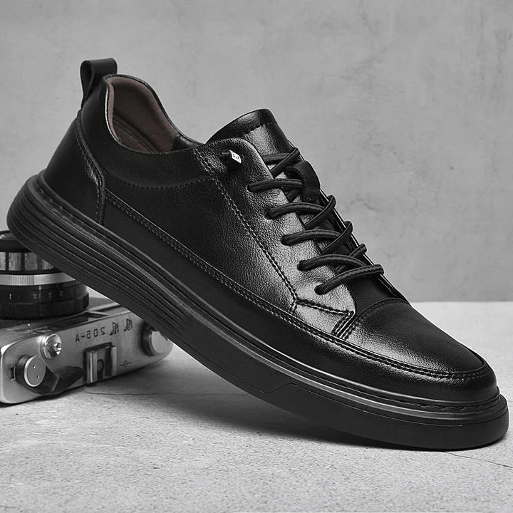 Modern men's low top sneakers, lace-up design, versatile for everyday walking.