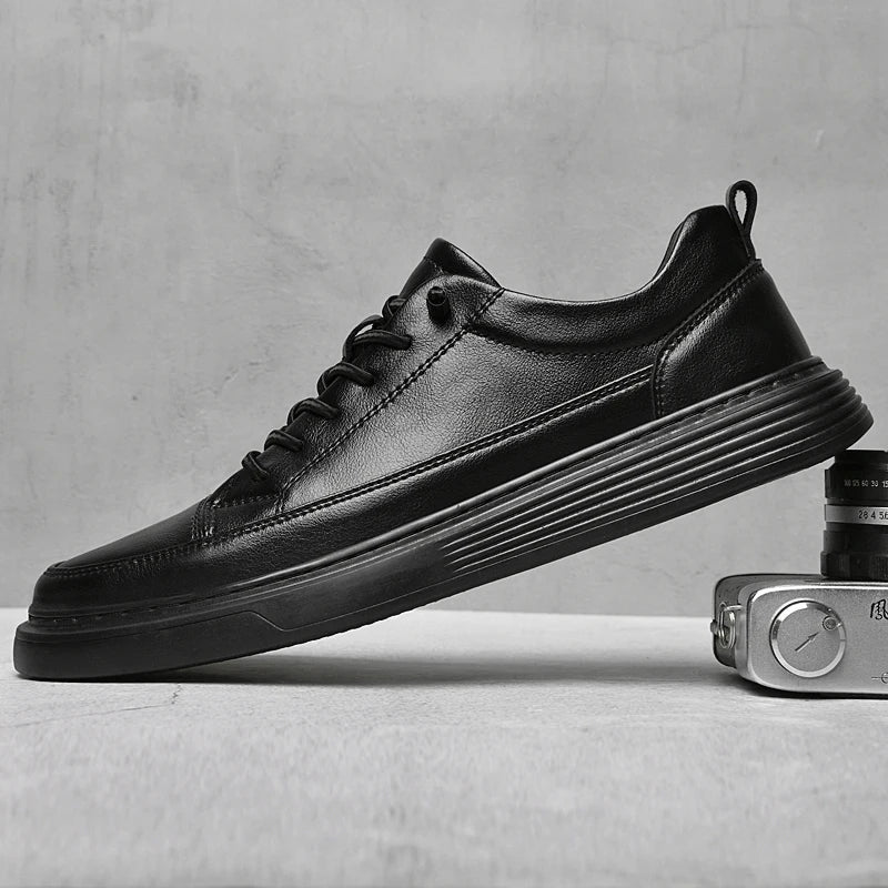 Men's low top lace-up sneakers, comfortable casual footwear for modern fashion.