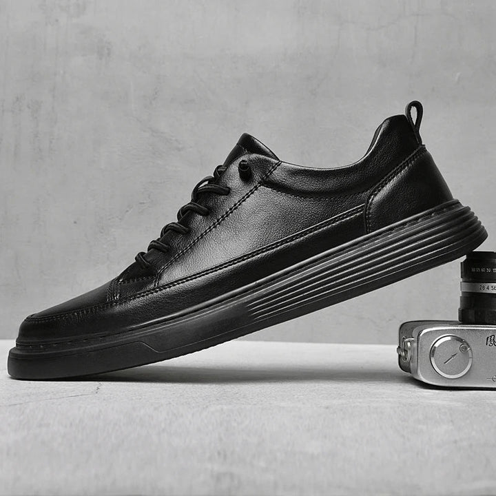 Men's low top lace-up sneakers, comfortable casual footwear for modern fashion.