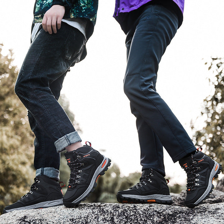 Men's durable construction boots, mid-height, waterproof, ensuring safety in harsh conditions.
