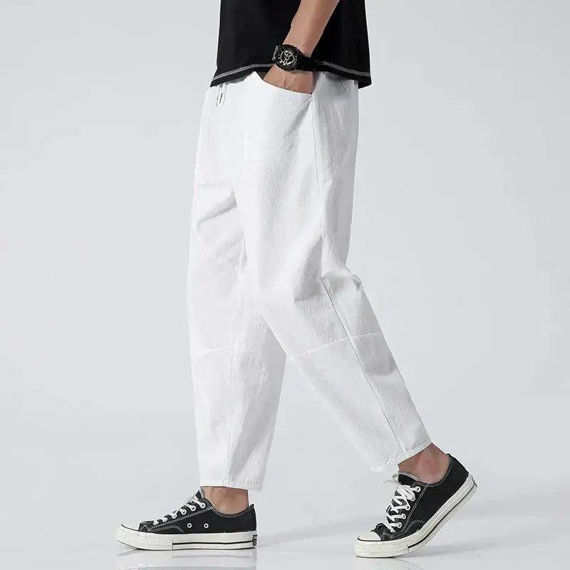Relaxed fit men's cropped tapered pants, offering comfort and style with a modern cut, suitable for everyday wear.