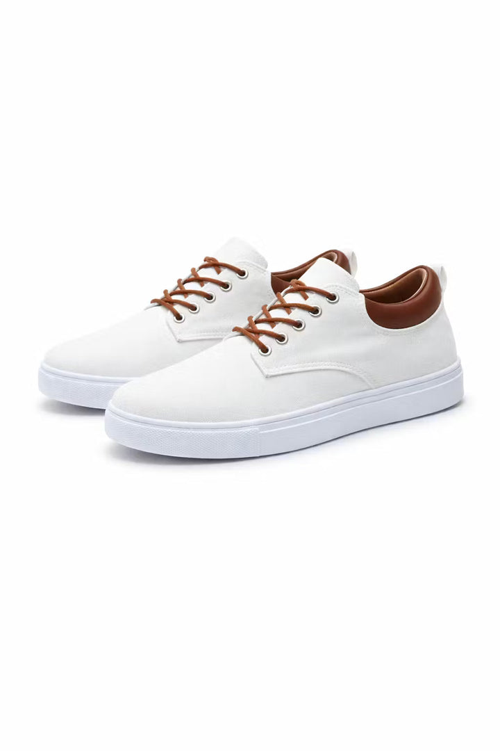 Men's white low-top casual sneakers, comfortable lace-up design for modern versatile style.