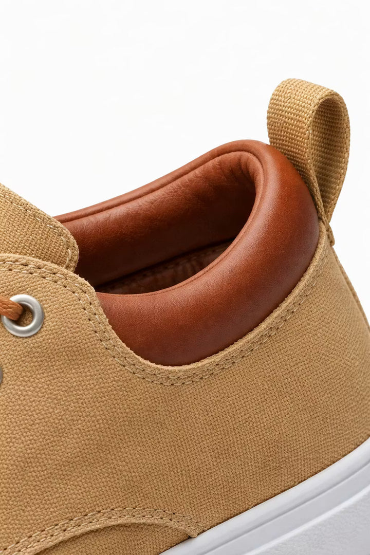 Trendy men's low-top casual shoes in black, lace-up for comfort and versatile everyday wear.