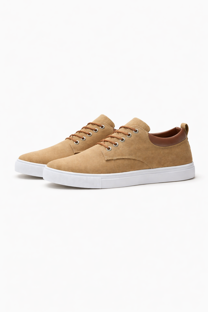 Classic white men's low-top casual sneakers, lace-up design for comfortable everyday wear.