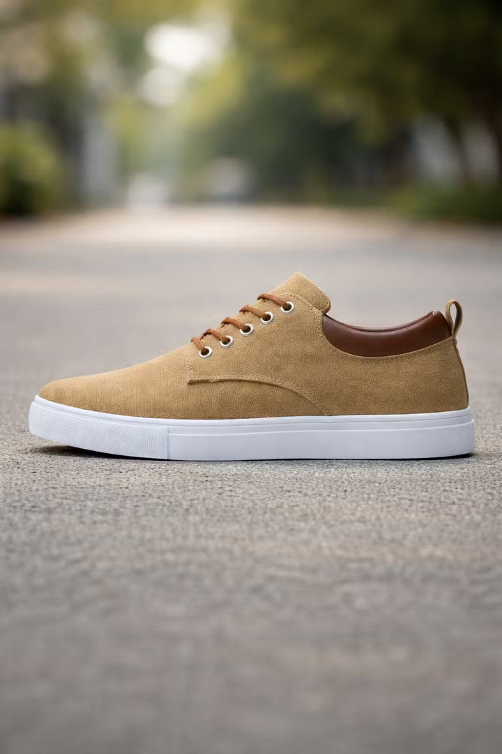 Fashionable men's low-top sneakers in a sleek black, perfect for a modern casual look.