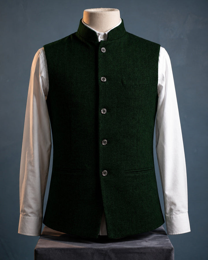 Sophisticated men's vest, modern cut and distinguished mandarin collar for formal occasions.