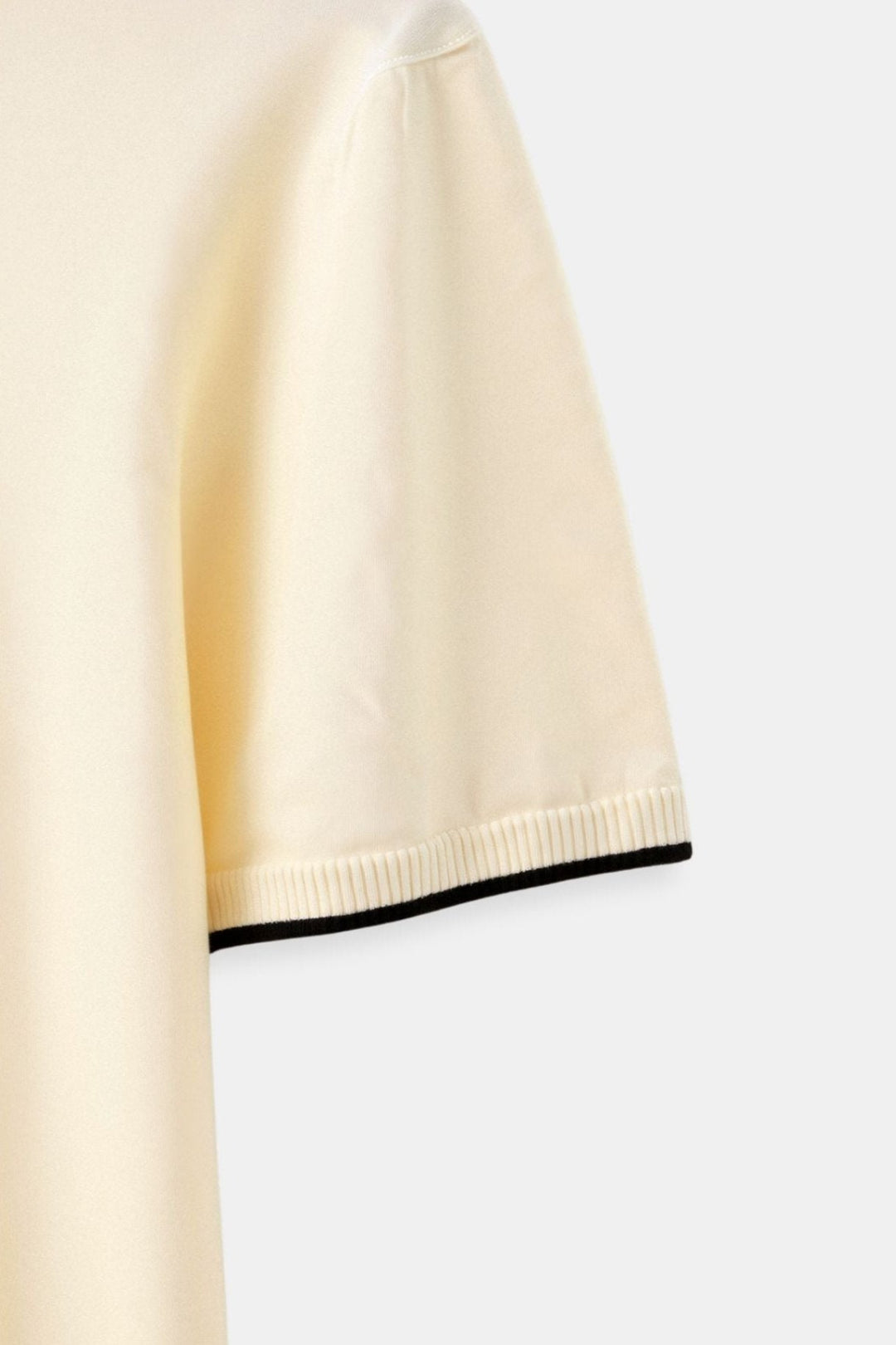 Casual yet elegant men's sleeveless polo top, slim fit, contrast design, Old Money inspired.
