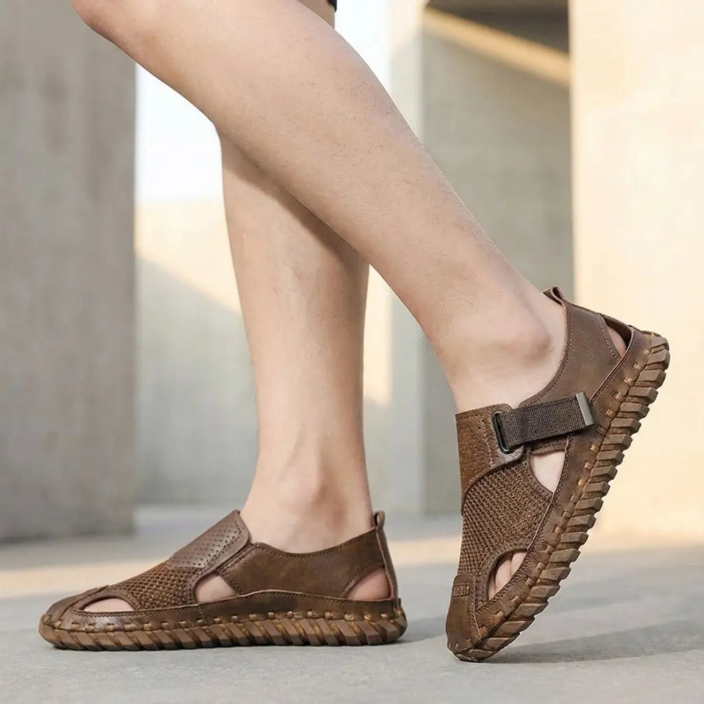 Stylish closed-toe men's fisherman sandals, orthopedic support & breathable for casual summer wear.