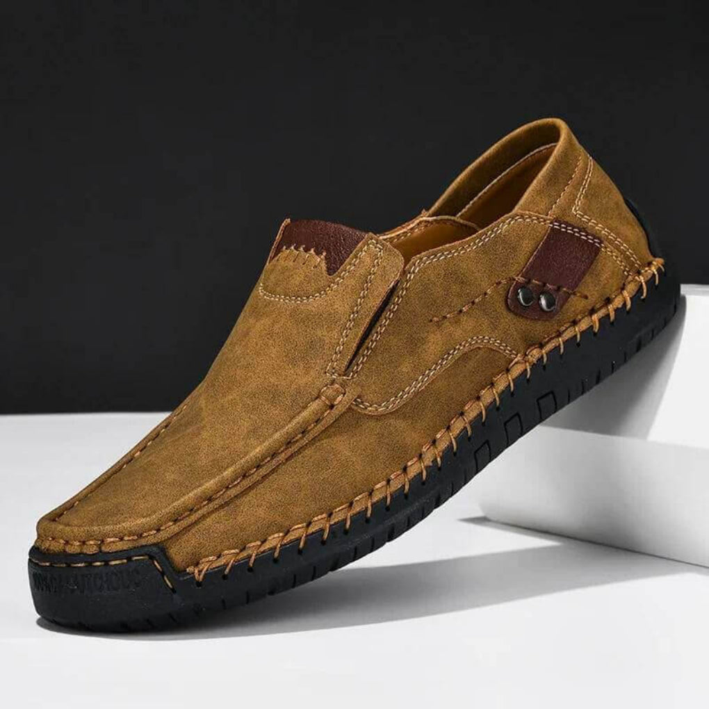 Casual men's slip-on shoes, orthopedic design for arch support & stability. Ideal for daily wear.