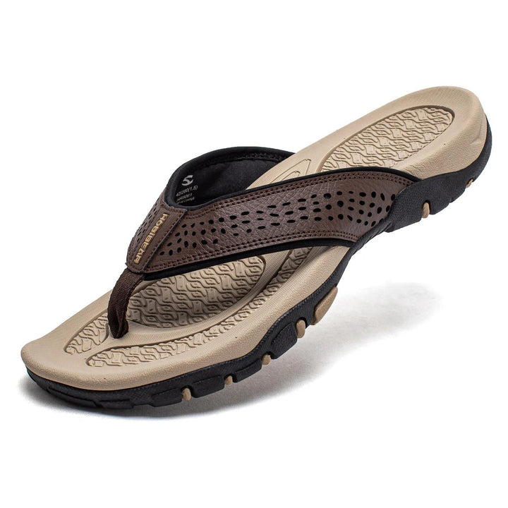 Casual men's beach flip-flops, ideal for travel. Features soft cushioning and textured straps.
