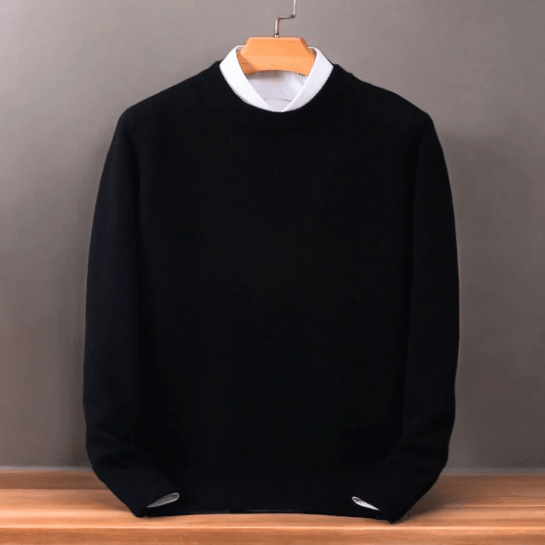 Comfortable men's oversized pullover sweater, a relaxed fit for casual autumn and winter fashion.