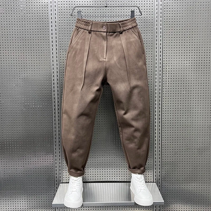 Comfortable men's pleated tapered trousers, versatile for everyday or smart casual occasions.