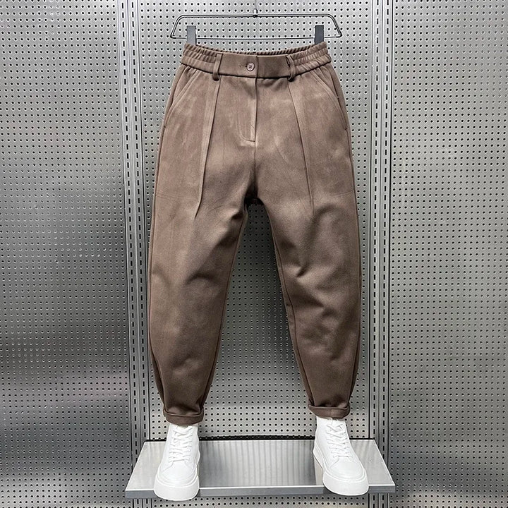 Comfortable men's pleated tapered trousers, versatile for everyday or smart casual occasions.