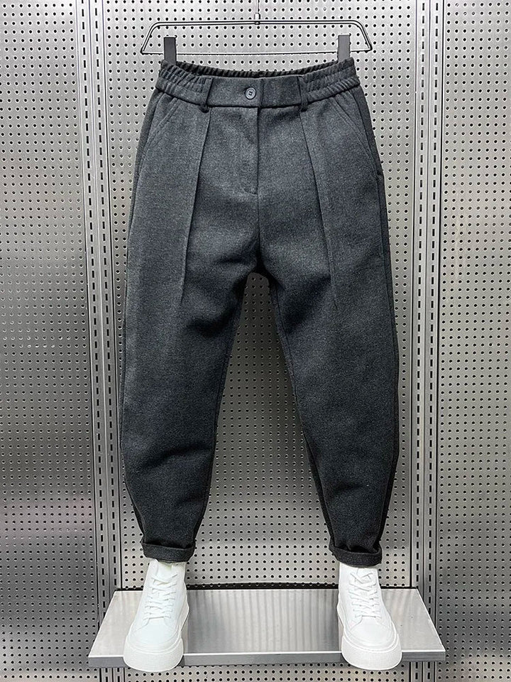 Front view: Men's relaxed fit pleated tapered trousers, ideal for a smart yet comfortable everyday look.