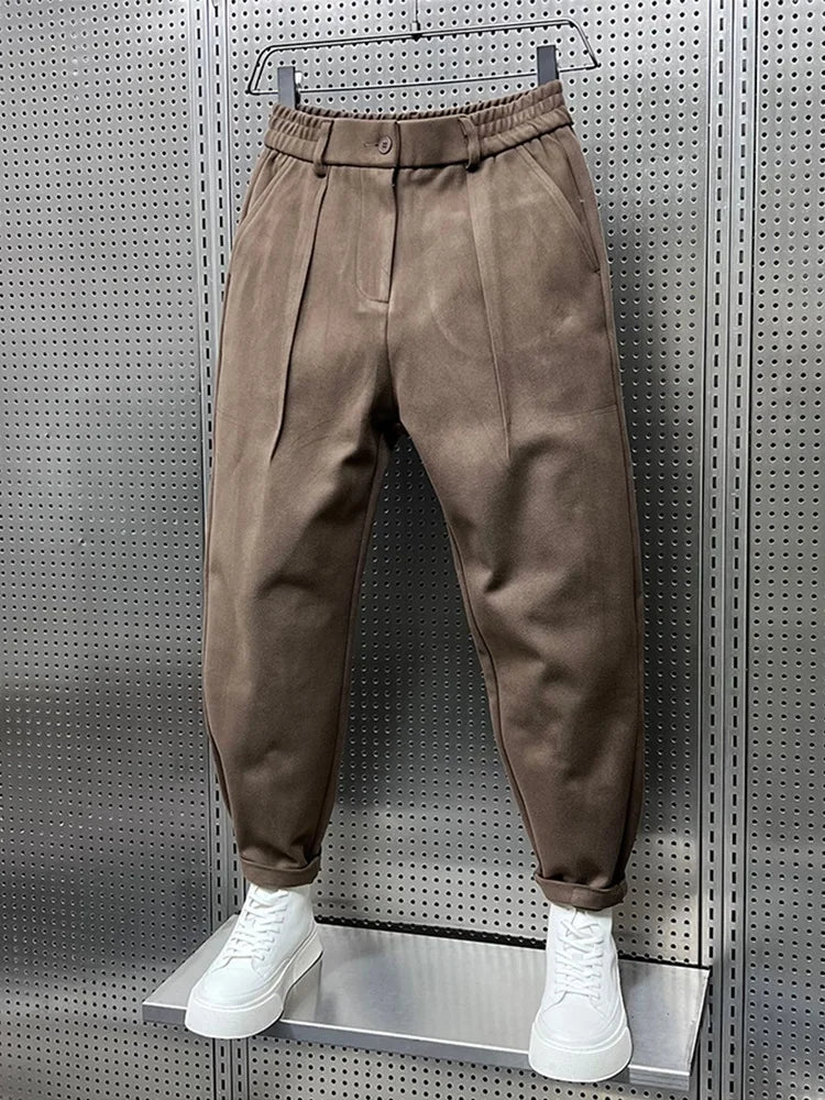Men's versatile pleated tapered trousers, relaxed fit allowing comfortable movement for daily activities.