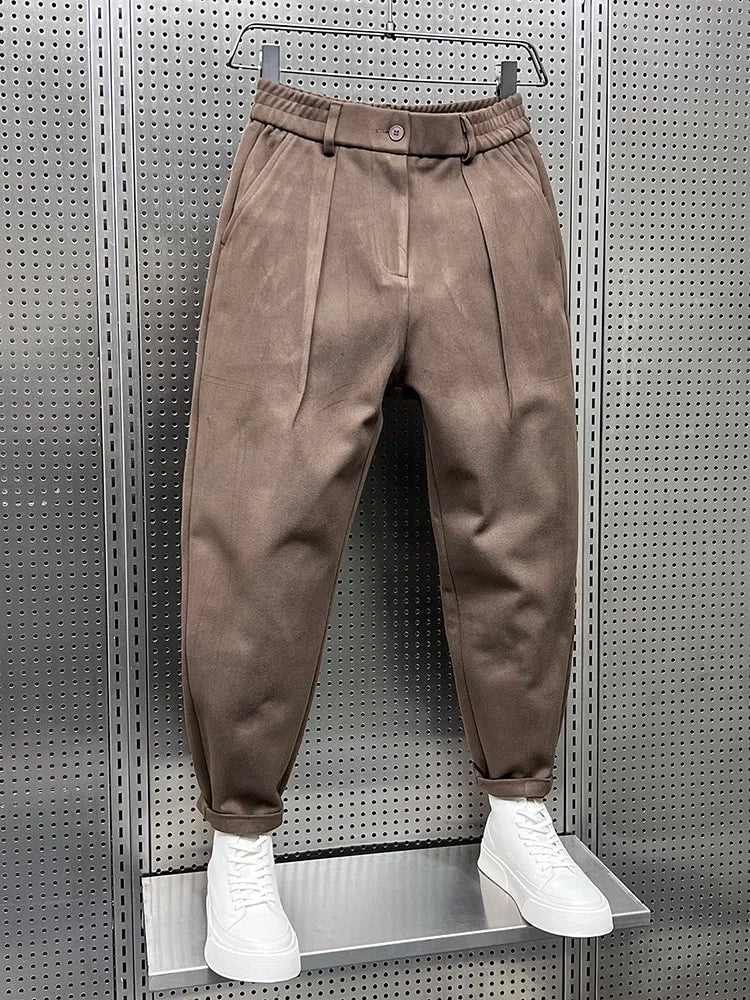 Modern men's pleated tapered trousers, relaxed fit for a contemporary yet comfortable everyday outfit.