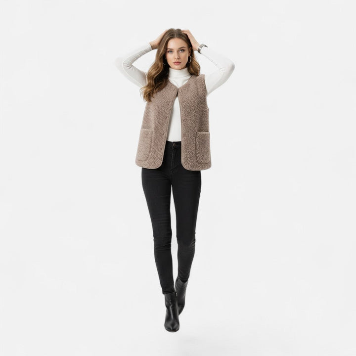 Modern men's plush knit vest. Sleeveless and refined, ideal for versatile layering and sophisticated style.