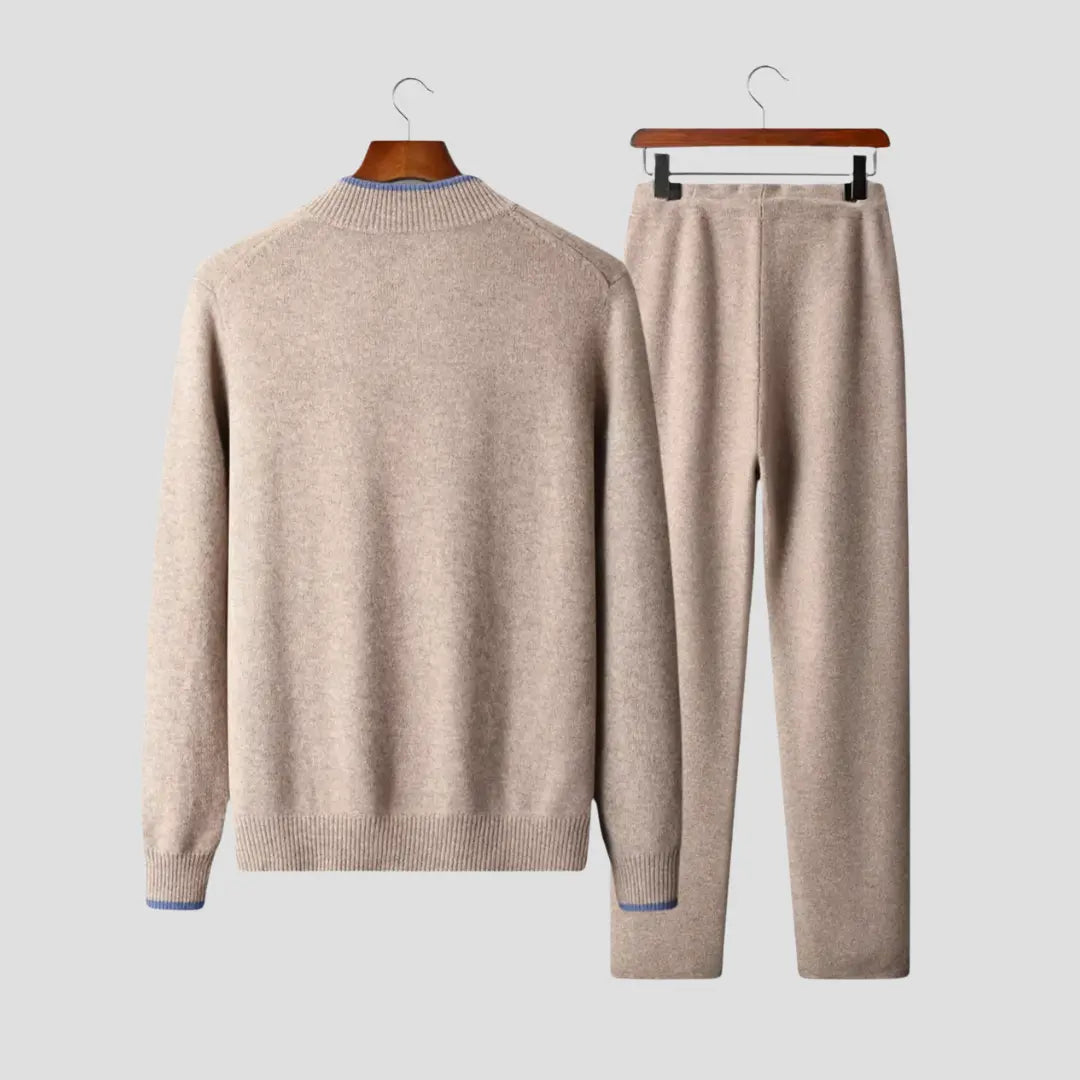 Relaxed fit men's loungewear set. Two-piece comfort, perfect for casual outfits & cozy wear at home. Fall/winter fashion.