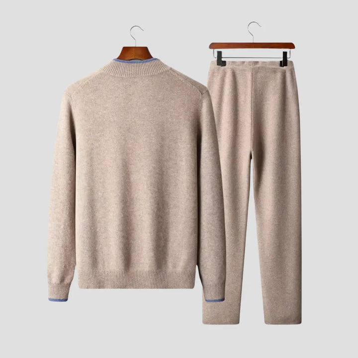 Relaxed fit men's loungewear set. Two-piece comfort, perfect for casual outfits & cozy wear at home. Fall/winter fashion.