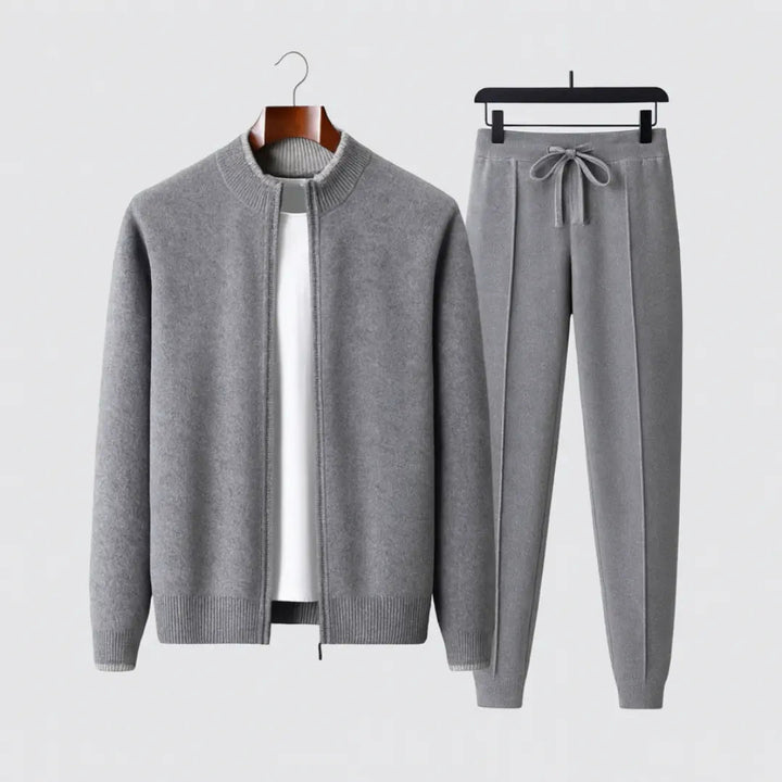 Versatile men's two-piece lounge set. Ultimate soft comfort & relaxed fit. Ideal for casual outfits & cozy wear.