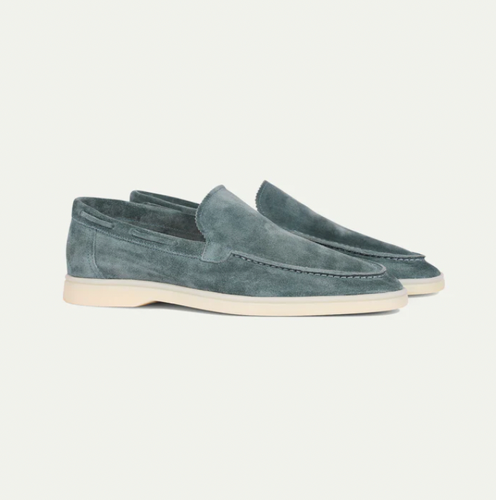 Men's smart casual driving shoes, sophisticated slip-on loafers for a refined and comfortable look.
