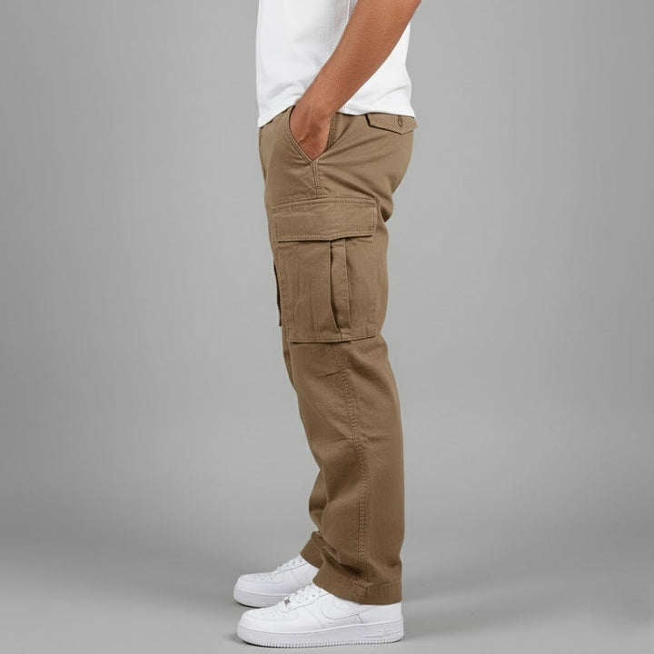 Stylish men's streetwear cargo pants with a relaxed fit and functional side pockets for urban fashion.