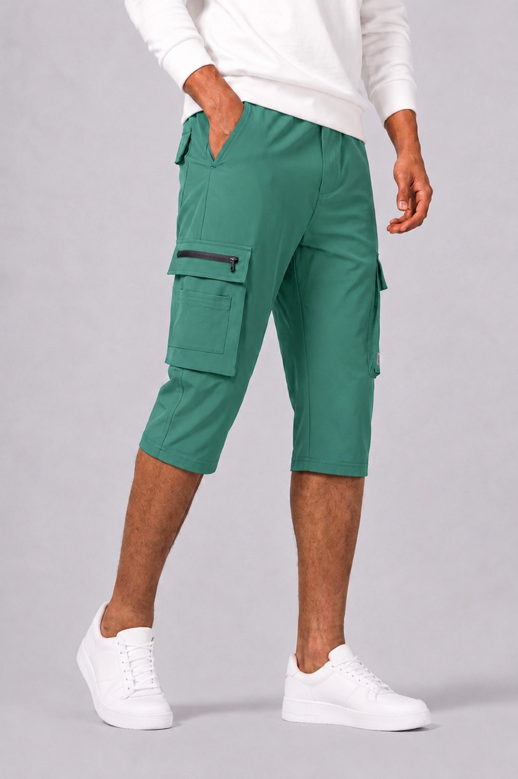 Fashionable men's cargo shorts, blending comfort & function for summer and outdoor use.