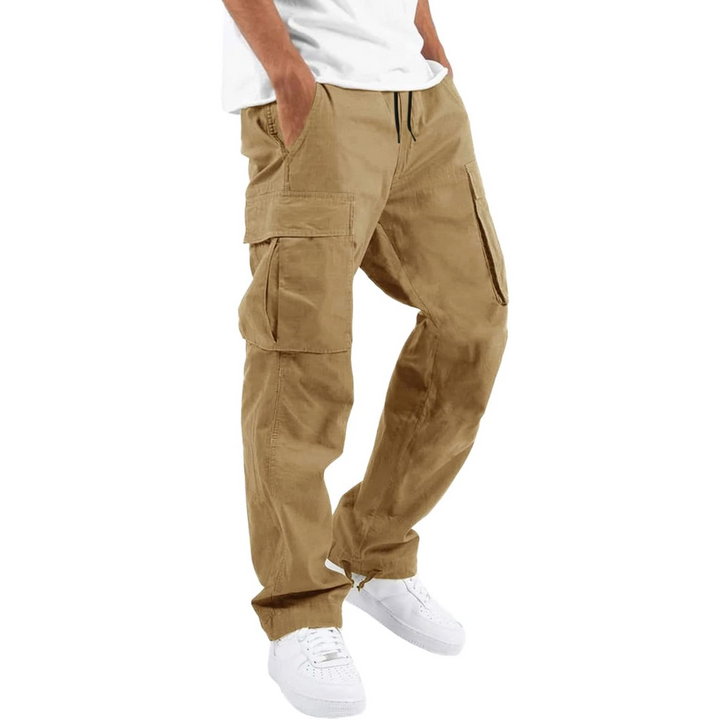 Detailed view of men's cargo trousers fabric, relaxed fit, robust stitching & multi-pocket functionality.