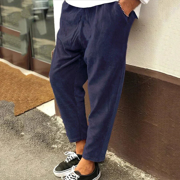 Versatile men's ankle pants with a relaxed fit, ideal for casual summer outfits and daily comfort.