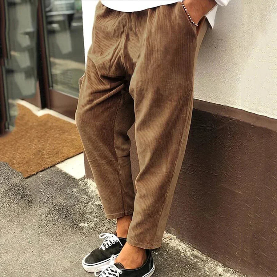 Comfortable men's cropped trousers in a relaxed fit, great for everyday wear and casual spring styles.