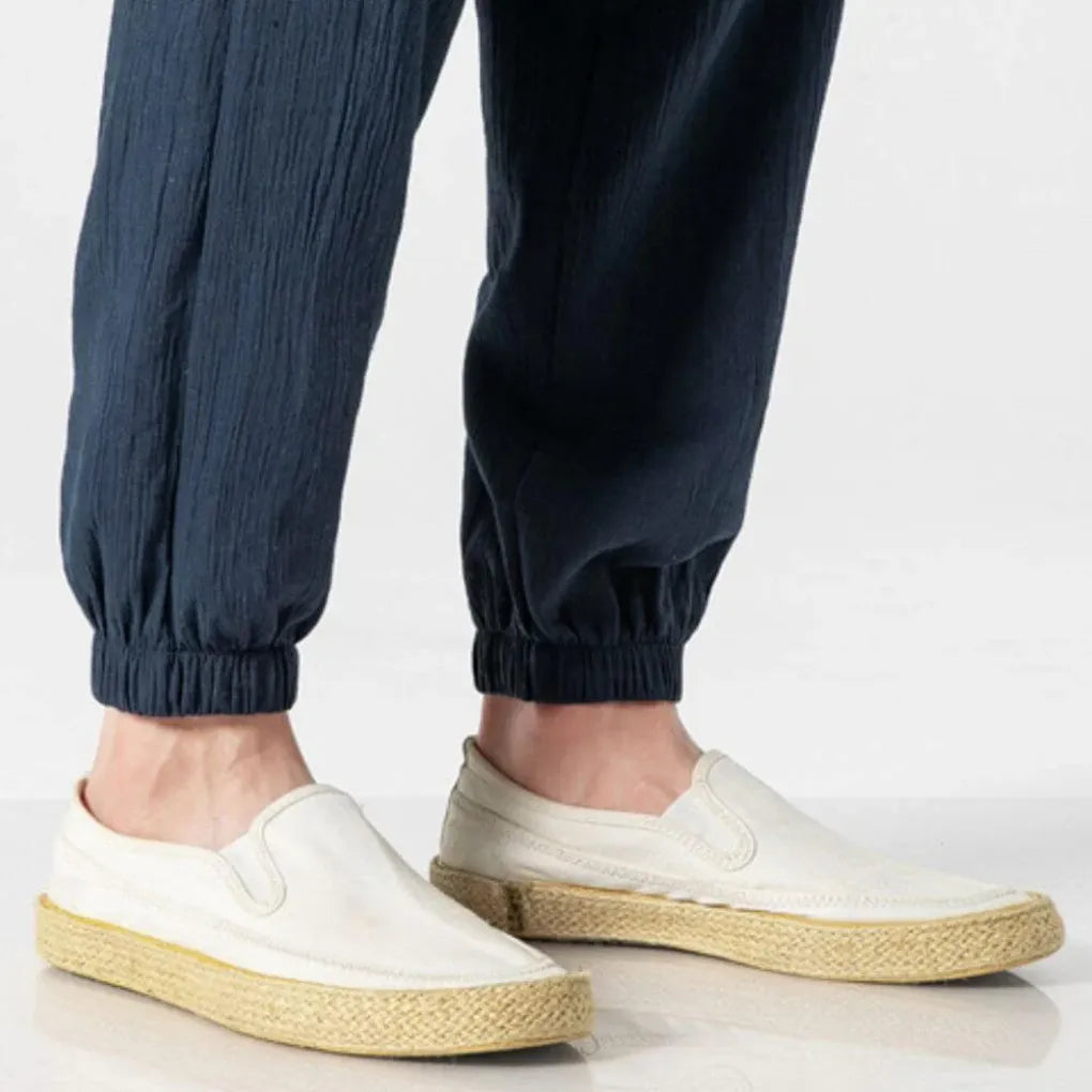 Casual men's pants, lightweight & breathable, straight leg design for relaxed everyday style.