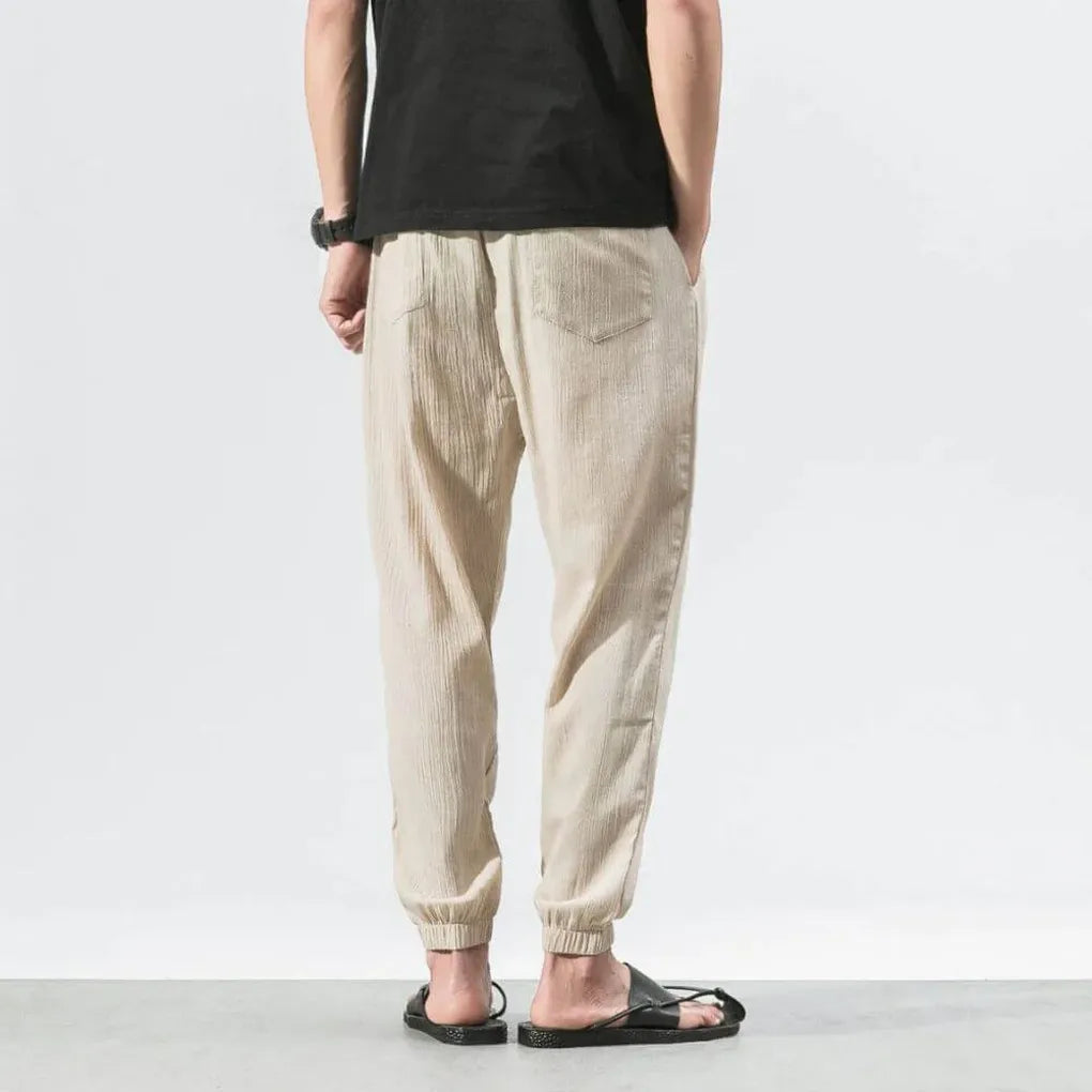 Stylish men's relaxed fit pants, lightweight, with pockets, suitable for versatile casual fashion.