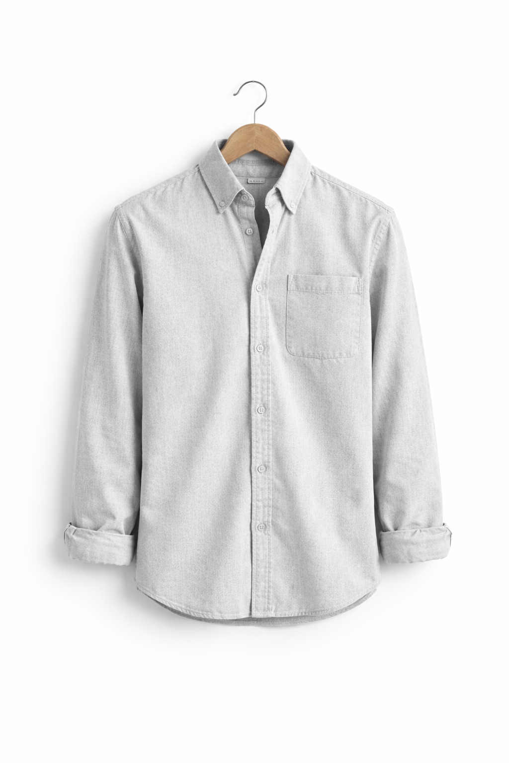 Versatile men's chambray shirt, relaxed fit, button-up, for smart casual looks.