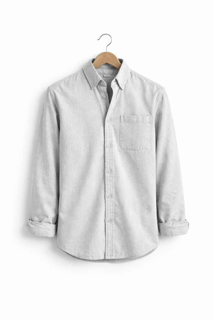 Versatile men's chambray shirt, relaxed fit, button-up, for smart casual looks.