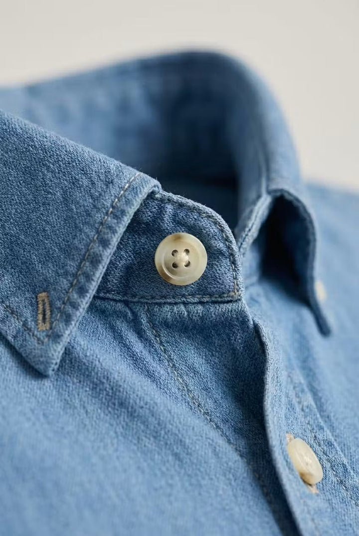 Men's versatile chambray shirt, relaxed fit, long sleeve, for a timeless casual look.