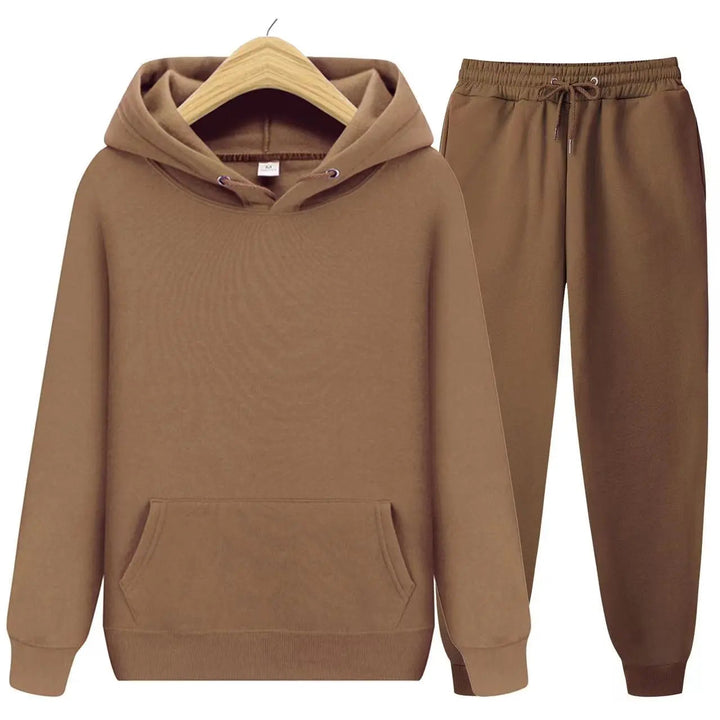 Men's functional sportswear: relaxed fit hoodie & jogger tracksuit for freedom of movement.