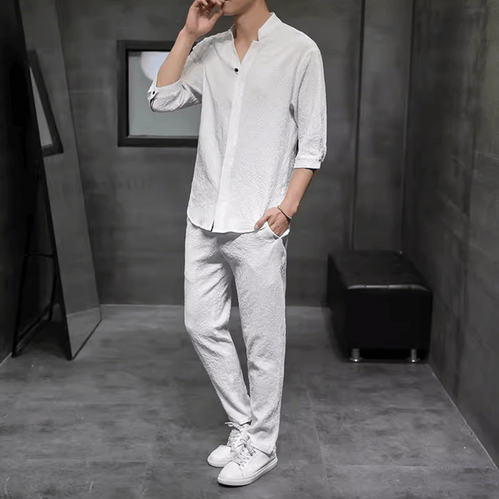 Versatile men's breathable linen two-piece set. V-neck top & relaxed pants for warm weather style.