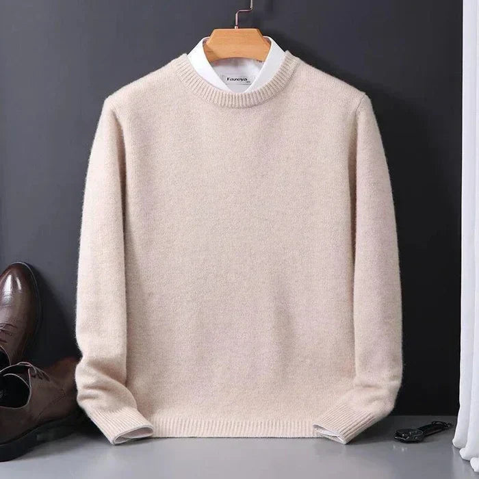 Relaxed fit men's long-sleeve sweater, ideal for casual comfort and versatile fall/winter layering.